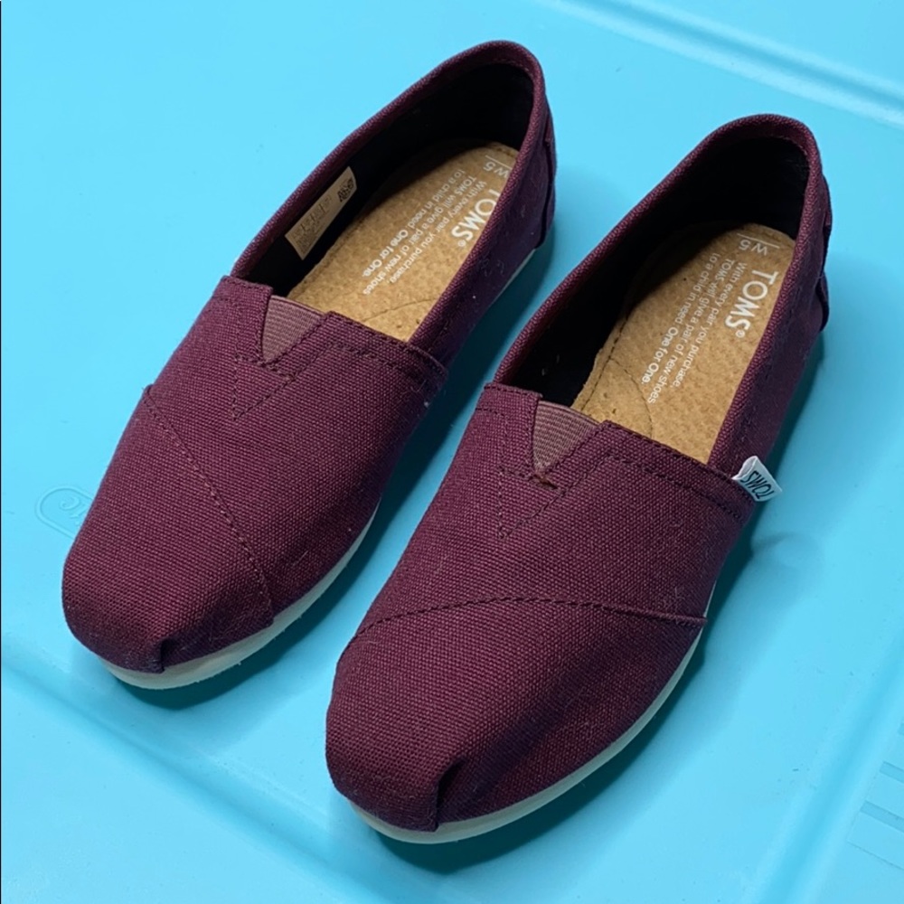 Toms slip on